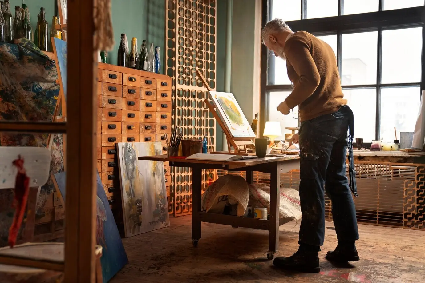 水彩で絵を描いている男性