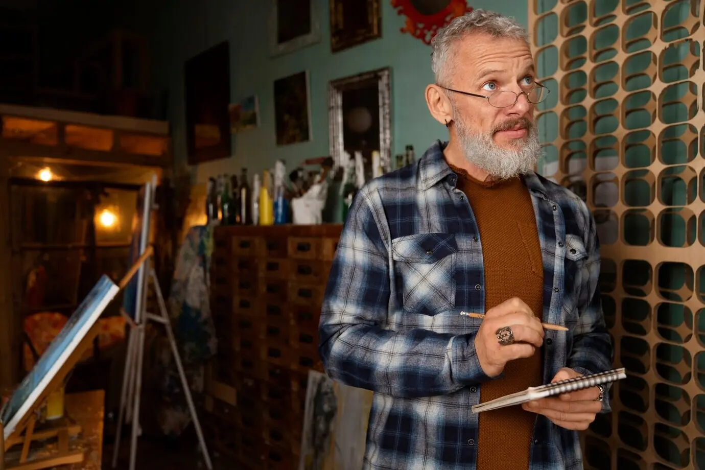 スケッチブックを持つ男性の正面からの姿