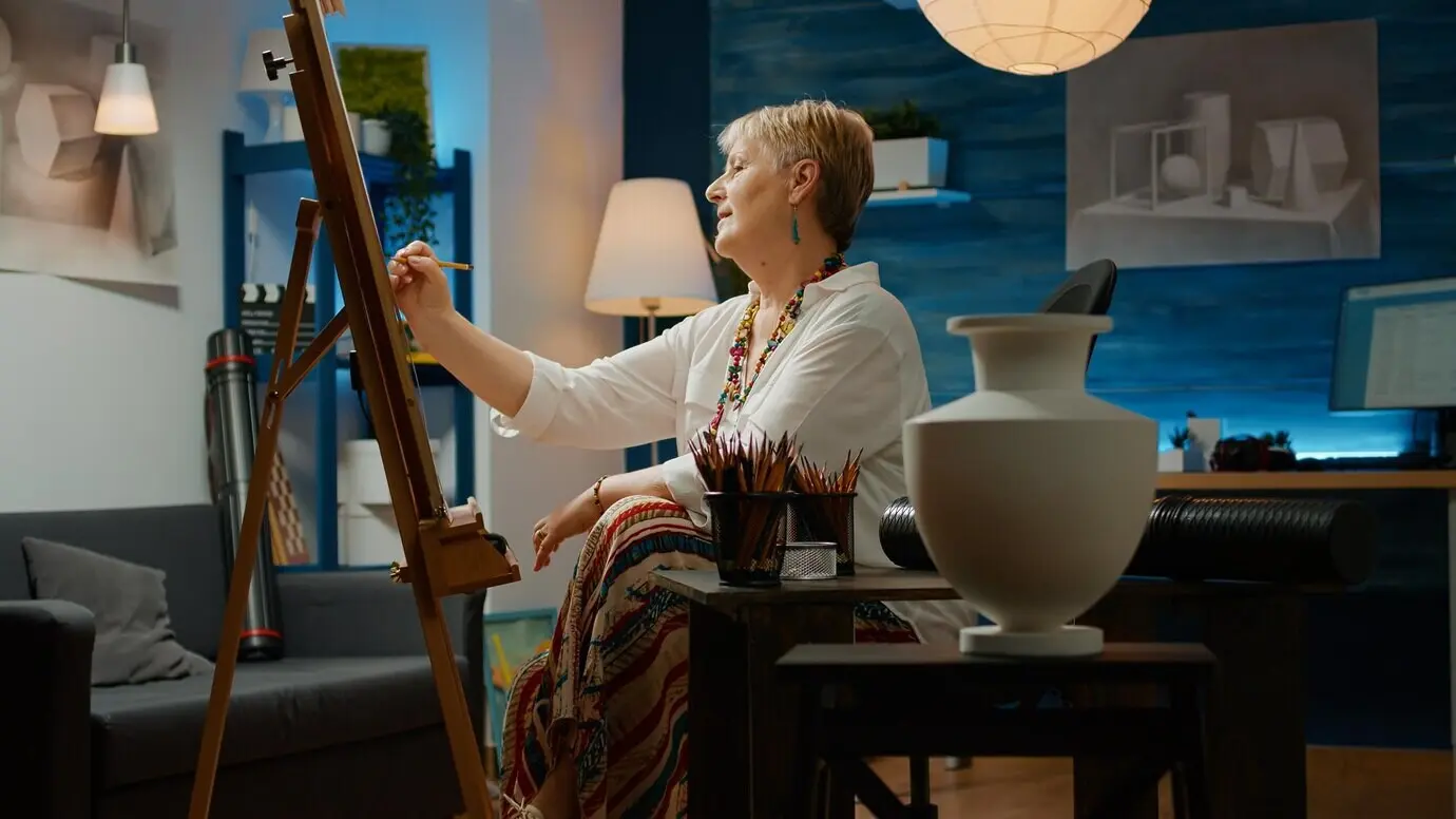 創造的な人が、趣味で描くモデルとして花瓶のデザインを見て、画材や道具を使ってスケッチの傑作を描いている。アートやクラフトの技能を用いてプロフェッショナルな作品を制作している。