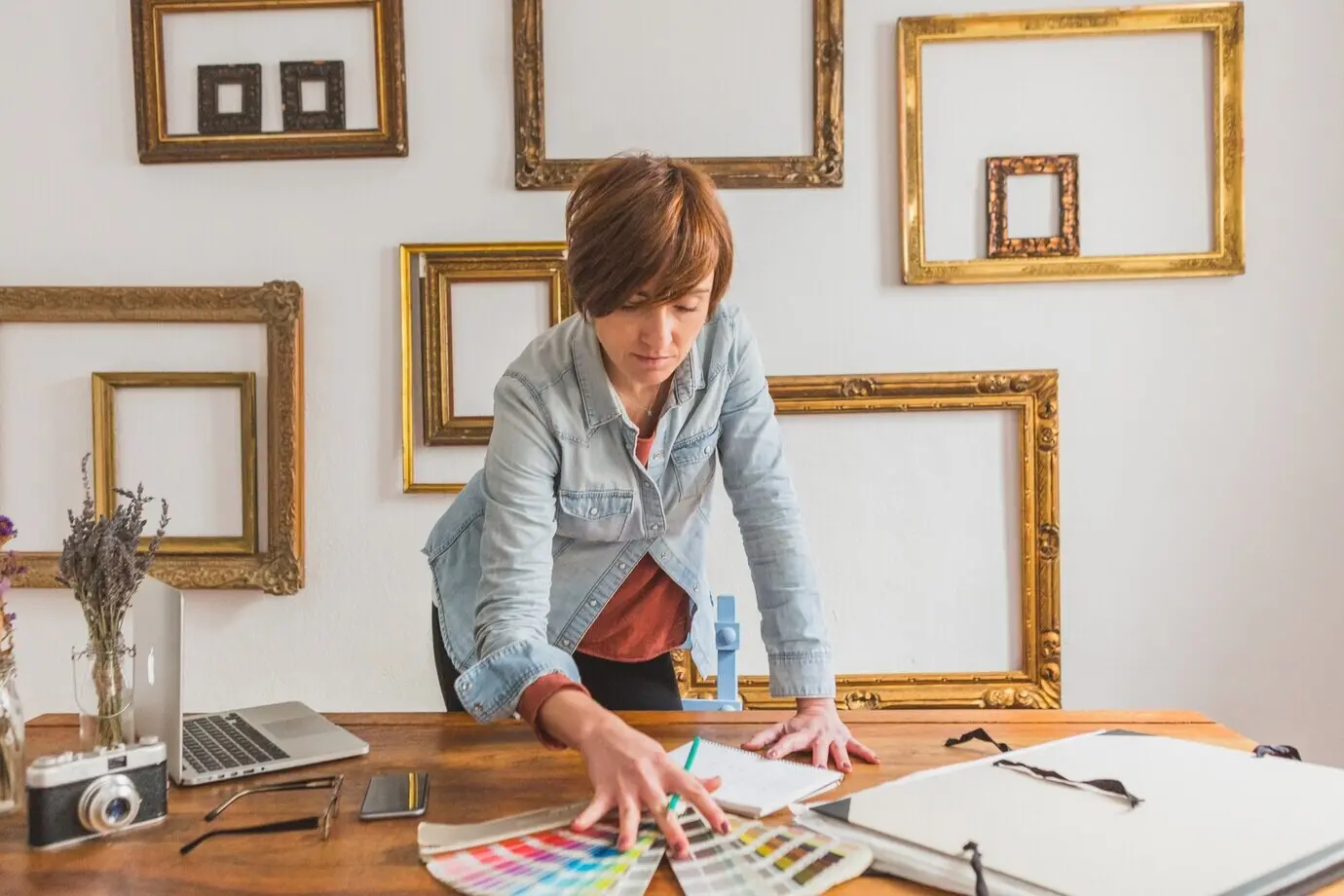 プロジェクトの色を選んでいる専門家